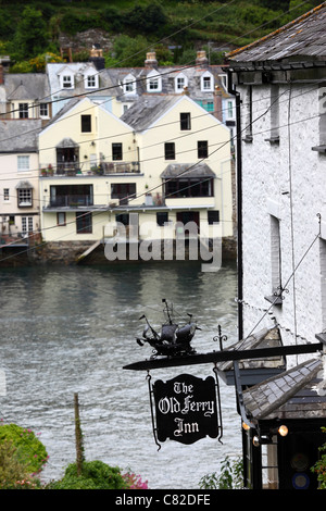 The Old Ferry Inn, River Fowey en arrière-plan, Bodinnick, près de Fowey, Cornwall, Angleterre Banque D'Images