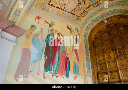 L'Ukraine, Yalta. L'extérieur de Saint la cathédrale Alexandre Nevsky, typique de l'architecture russe. Banque D'Images