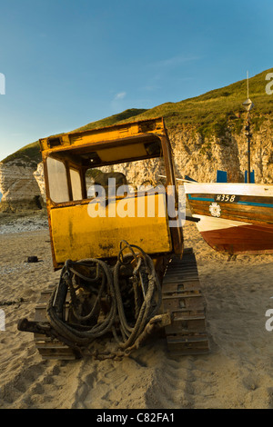 Le tracteur et Coble de bateaux de pêche, de Flamborough North Landing, East Yorkshire Banque D'Images