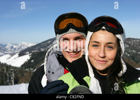 Jeune couple et les montagnes enneigées en arrière-plan Banque D'Images