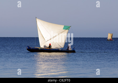 Les pêcheurs de partir pour la mer après le lever du soleil, Ifaty, Madagascar Banque D'Images