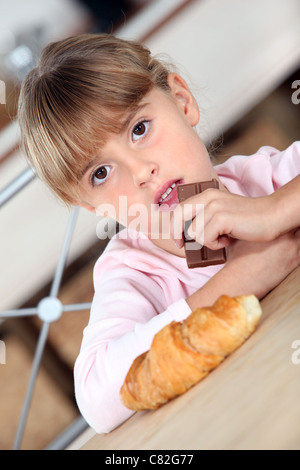 Girl eating chocolate Banque D'Images