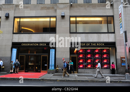 Les gens marcher au-delà de la 50e rue à l'entrée à la caverne du rocher d'Observation Deck, GE Building, du Rockefeller Center, New York Banque D'Images