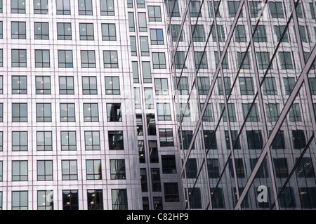 Une abstraite de fenêtres de bureau et réflexions à One Canada Square, Canary Wharf, London, UK. Banque D'Images