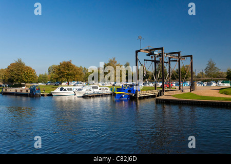 Marina de chantier le long de la rivière Ouse à Uzès, UK Banque D'Images