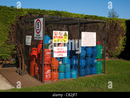 Les bouteilles de gaz / bouteilles stockées en toute sécurité dans une cage en UK Banque D'Images