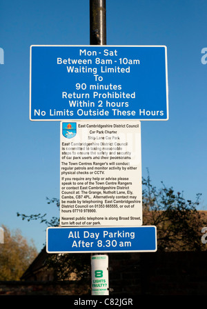 Restrictions de stationnement de voiture signer au Royaume-Uni Banque D'Images