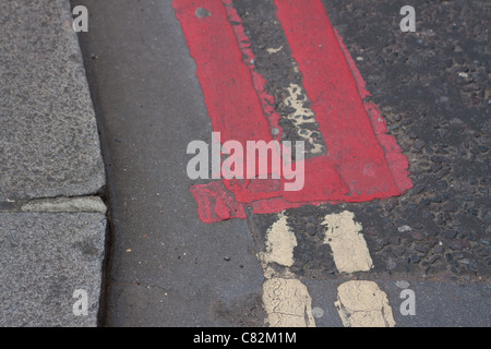 Red route des interdictions de stationnement dans le centre de Londres Banque D'Images