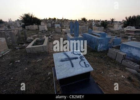 Grave musulmans profanées dans tag prix apparente attaque à al-Kazakhana cimetière musulman à Jaffa un quartier arabe juif en Israël. Prix "tag" est utilisé pour faire référence à des actes de violence politique menée par les Israéliens pour protester contre la politique du gouvernement israélien en ce qui concerne les colonies et les Palestiniens. Banque D'Images