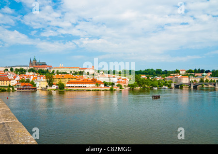 La vue sur la Vltava au-dessus de Prague d'été Banque D'Images