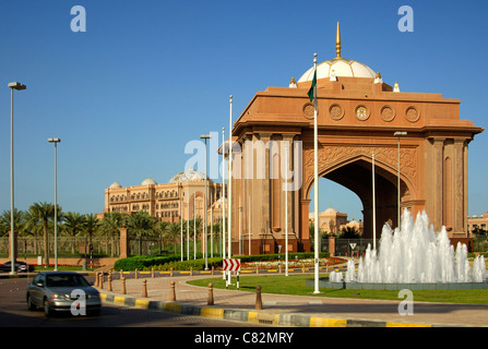 Fontaine à l'arche de l'hôtel Emirates Palace, Abu Dhabi, Émirats Arabes Unis Banque D'Images