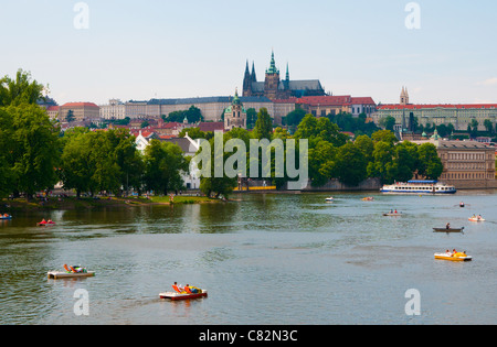 La vue sur la Vltava au-dessus de Prague d'été Banque D'Images