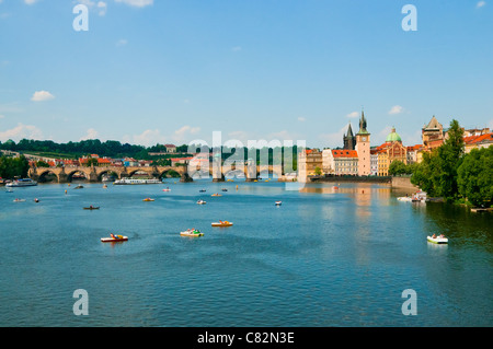 La vue sur la Vltava au-dessus de Prague d'été Banque D'Images