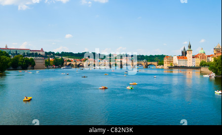 La vue sur la Vltava au-dessus de Prague d'été Banque D'Images