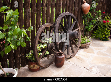 Vieux bois roue coach autour de grange. Bulgarie Banque D'Images