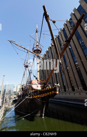 Réplique du Golden Hind amarré à St Mary Overie Dock, London. Banque D'Images