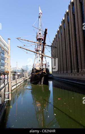 Réplique du Golden Hind amarré à St Mary Overie Dock, London. Banque D'Images