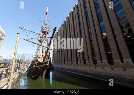 Réplique du Golden Hind amarré à St Mary Overie Dock, London. Banque D'Images