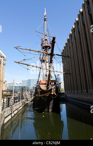 Réplique du Golden Hind amarré à St Mary Overie Dock, London. Banque D'Images