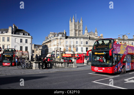 Tour en bus à toit ouvert à Bath, N.E. Somerset, England, UK Banque D'Images