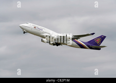 Thai Airways International Boeing 747-400 de l'escalade sur le départ Banque D'Images