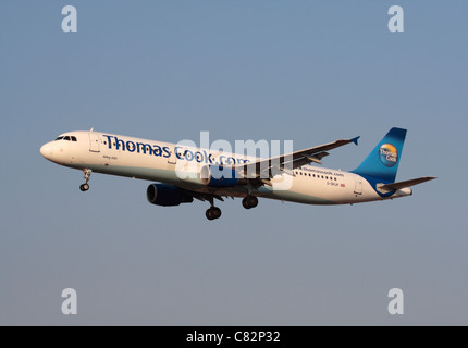 Thomas Cook Airlines Airbus A321 en approche contre un ciel bleu clair Banque D'Images