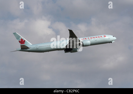 Air Canada Boeing 777-300ER gros-porteurs long-courriers jet plane dans le ciel Banque D'Images