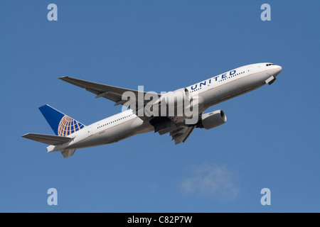 United Airlines Boeing 777-200ER passagers long-courrier avion à réaction au décollage au début d'un vol intercontinental Banque D'Images