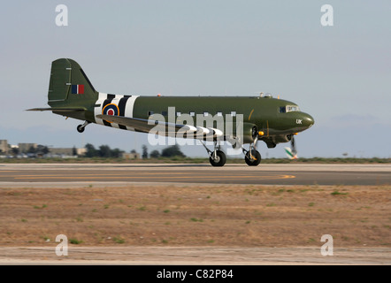 Douglas DC-3 Dakota de la Royal Air Force Battle of Britain Memorial Flight décoller Banque D'Images