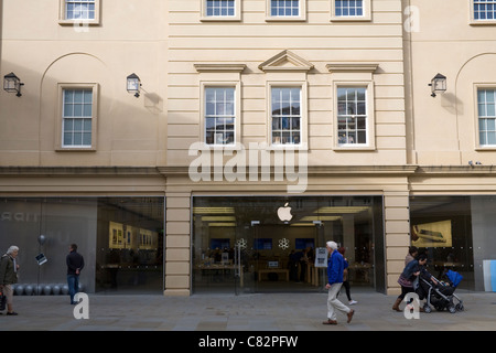 Le Somerset England UK Shoppers en passant devant l'Apple Store en place piétonne Southgate dans le centre-ville de Bath Banque D'Images