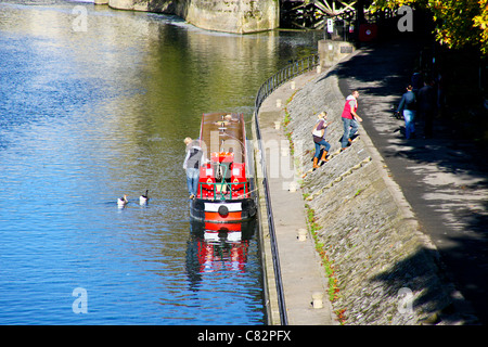 Bateau amarré étroit sur la rivière Avon ci-dessous Pulteney Weir à Bath, N.E. Somerset, England, UK Banque D'Images