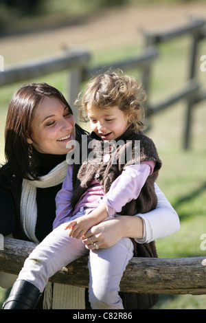 Mère passer du temps de qualité avec sa fille à la campagne Banque D'Images