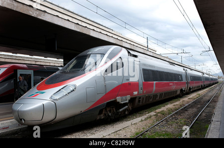 Frecciaboanca italien train à la plate-forme, le centre de Rome, Rome, Italie. Banque D'Images