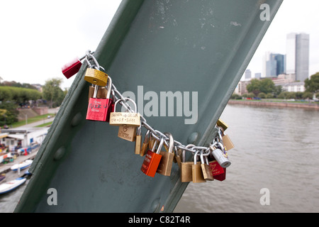 Eiserner Steg cadenas d'amour Pont de Francfort, Allemagne. Photo:Jeff Gilbert Banque D'Images