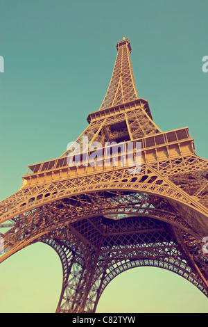 La tour Eiffel photographiée dans un style vintage à partir de ci-dessous Banque D'Images