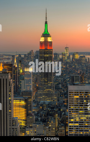 Voir en regardant vers le sud au crépuscule depuis le sommet de la roche y compris l'Empire State Building et d'autres gratte-ciel de Manhattan. Banque D'Images