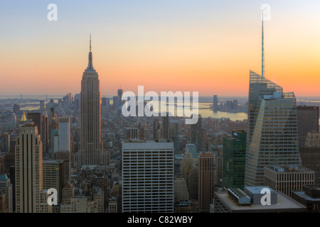 Voir en regardant vers le sud au crépuscule depuis le sommet de la roche y compris l'Empire State Building et d'autres gratte-ciel de Manhattan. Banque D'Images