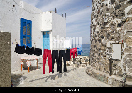 Lave-sur une ligne en face d'une maison blanche en Grèce Banque D'Images