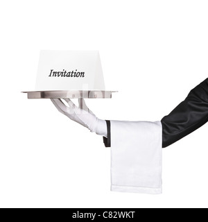 Waiter holding un bac avec une invitation Banque D'Images