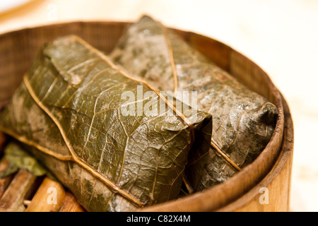 Feuille de lotus riz collant dim sum chinois Banque D'Images