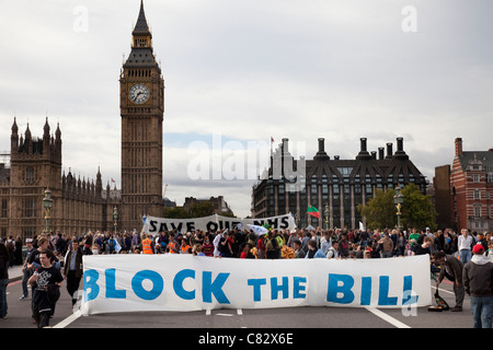 Usa fermer le pont de Westminster, Londres dans une protestation / manifestation pour bloquer le projet de loi du NHS. Banque D'Images