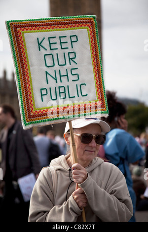 Usa fermer le pont de Westminster, Londres dans une protestation / manifestation pour bloquer le projet de loi du NHS. Banque D'Images