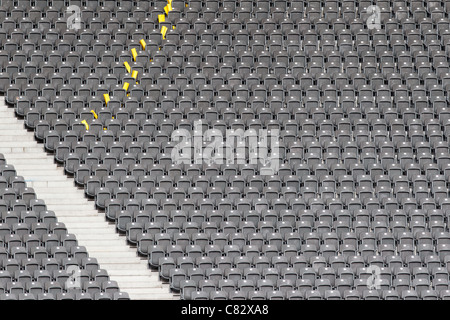 Quelques pancartes jaunes sont placés sur des sièges au Stade olympique à la veille de la match d'ouverture de la Coupe du monde Femmes 2011, Berlin Banque D'Images