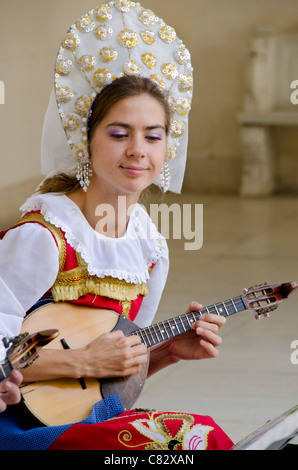 L'Ukraine, Yalta, Palais de Livadia. Spectacle folklorique ukrainienne. Les femmes en costume traditionnel jouant du luth ou de la mandoline. Banque D'Images