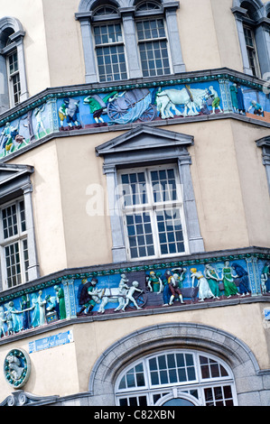 Détail de la frise en terre cuite dans le soleil Édifice Chambers sur Parliament Street à Dublin, Irlande Banque D'Images