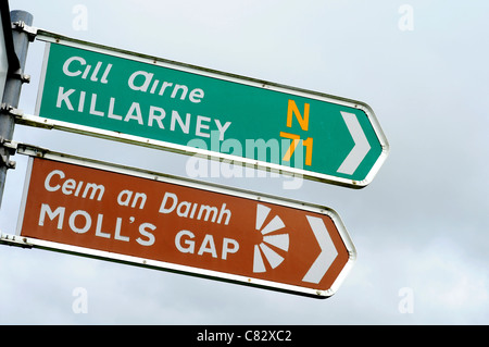 Les panneaux de signalisation indiquant la façon de Killarney sur la N71 et Moll's Gap, dans le comté de Kerry, Irlande Banque D'Images