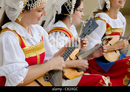 L'Ukraine, Yalta, Palais de Livadia. Spectacle folklorique ukrainienne. Les femmes en costumes traditionnels russes et balalaikas à jouer du luth. Banque D'Images