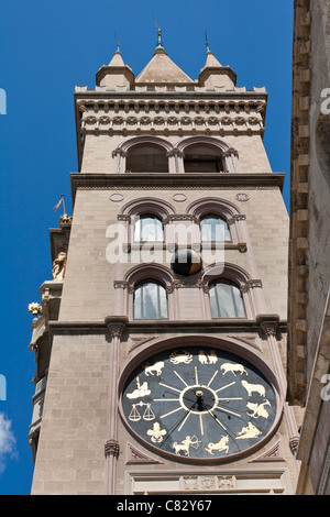 Tour de l'horloge, la cathédrale de Messine, la Piazza del Duomo, Messine, Sicile, Italie Banque D'Images