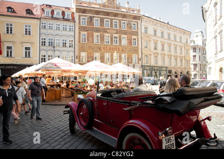 Août 2011 - Prague, République tchèque - voiture historique touristique pour la visite de la Vieille Ville Banque D'Images