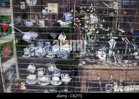 Articles assortis de bleu et blanc de Chine et des bijoux dans un magasin d'antiquités de la rue Brock, baignoire, N.E. Somerset, England, UK Banque D'Images